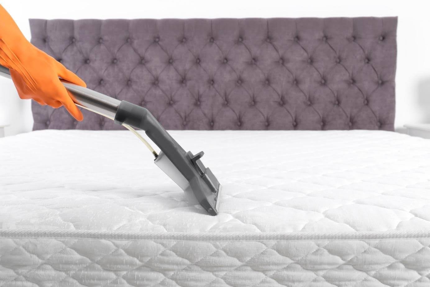 Technicien Polynet nettoyant un matelas avec une machine professionnelle à injection extraction à Rabat
